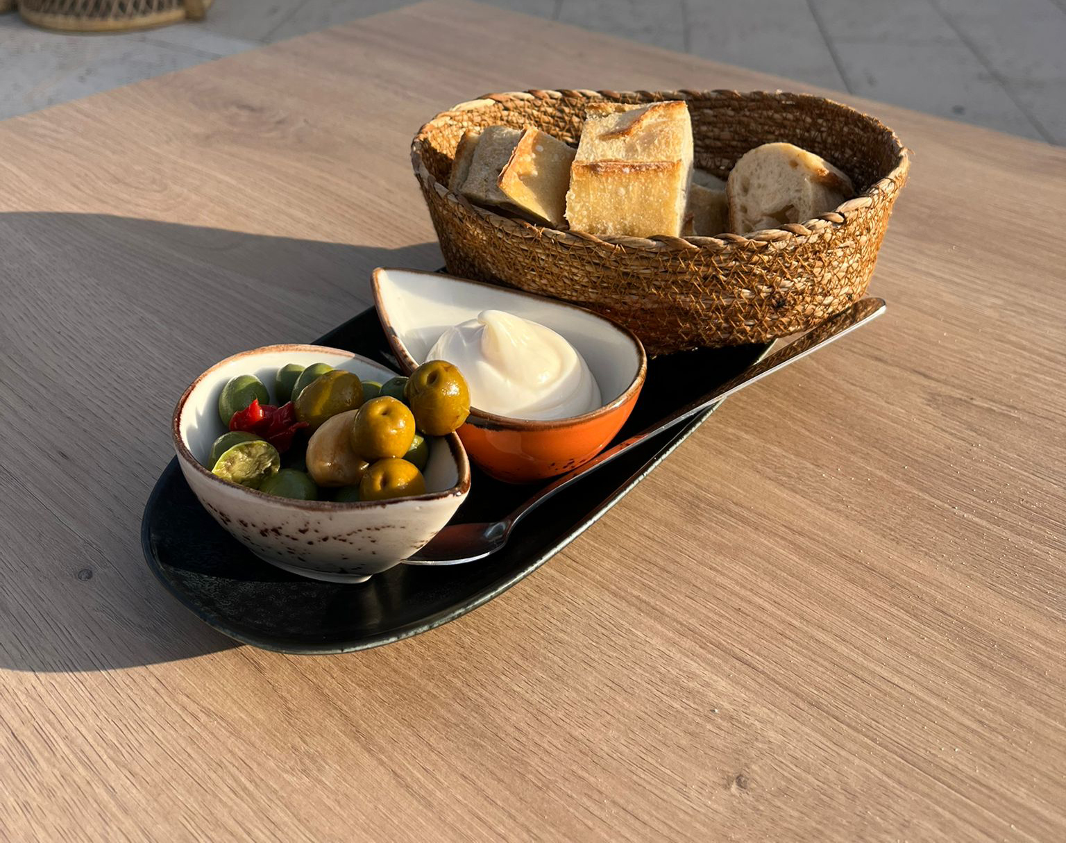 Aceitunas, pan y ali oli